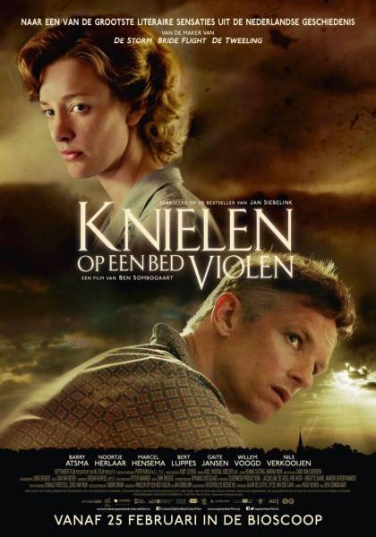 Knielen op een bed violen